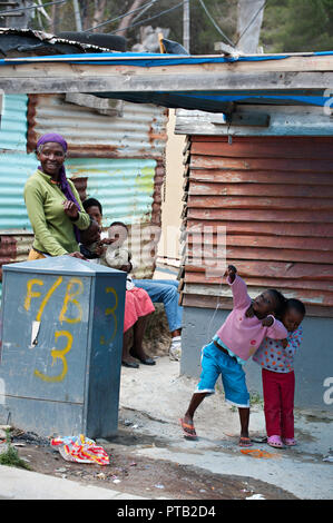 Anwohner ein junges Mädchen und Kinder in der Gemeinde Dorf Imizamo Yethu ein Elendsviertel in Hout Bay, Kapstadt, Südafrika Stockfoto