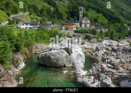 Lavertezzo, Schweiz - 9. Juni 2018: Menschen beim Sonnenbaden auf den Fluss in Lavertezzo in den Schweizer Alpen Stockfoto