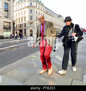 Interessanterweise gekleidete ältere Paare, Regent Street, London, England, UK. Stockfoto