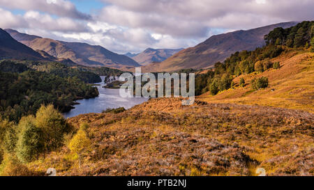 Glen Affric das beeindruckende Landschaft ist die perfekte Kombination aus Kiefernwäldern, Seen, Flüsse und Berge Es ist vielleicht die schönste Glen in Scotlan Stockfoto