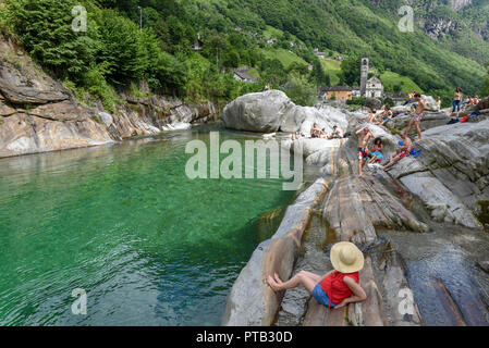 Lavertezzo, Schweiz - 9. Juni 2018: Menschen beim Sonnenbaden auf den Fluss in Lavertezzo in den Schweizer Alpen Stockfoto