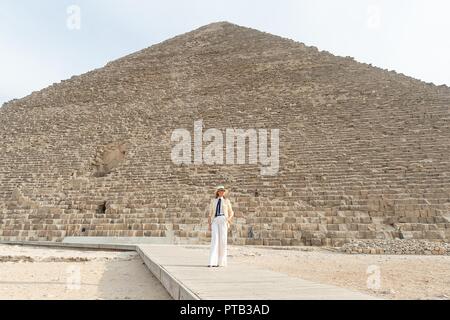 Us-First Lady Melania Trump steht vor der Pyramiden von Gizeh Oktober 6, 2018 außerhalb von Kairo, Ägypten. Die First Lady ist auf der letzten Etappe ihrer ersten überseeischen solo Reise. Mode Kritiker nannten die ersten Damen Wahl der Ausstattung ähnlich wie Michael Jackson, Carmen Sandiego und Indiana Jones. Stockfoto