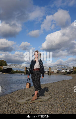 Reife Frau mittleren Alters im Herbst Mode Kleidung an der Themse bei Barnes Mortlake London UK Stockfoto