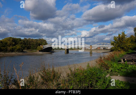 Barnes Eisenbahnbrücke über den Fluss Themse bei Barnes Mortlake London UK Stockfoto