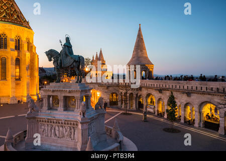 Budapest, die Fischerbastei mit Statue des hl. Stephanus Skulptur in Abend Stockfoto