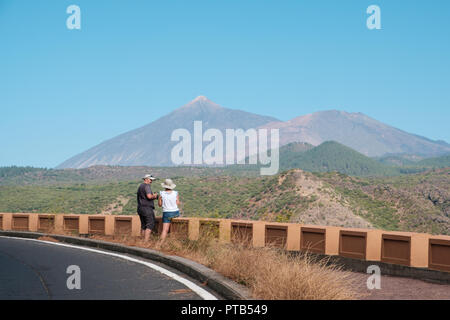 Tenrife, Kanarische Inseln, Spanien - September 2018: Fotograf unter Bild auf den Teide (Spanisch: Pico del Teide), dem höchsten Punkt in Spanien. Stockfoto