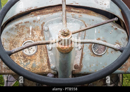 Rusty Vintage Grau Ferguson Traktoren an einer landwirtschaftlichen Ausstellung in gewohnt, County Durham, England Großbritannien Stockfoto