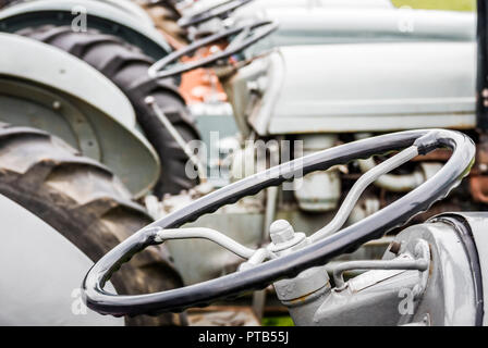 Rusty Vintage Grau Ferguson Traktoren an einer landwirtschaftlichen Ausstellung in gewohnt, County Durham, England Großbritannien Stockfoto