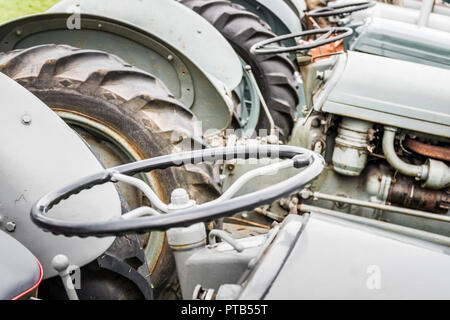 Rusty Vintage Grau Ferguson Traktoren an einer landwirtschaftlichen Ausstellung in gewohnt, County Durham, England Großbritannien Stockfoto