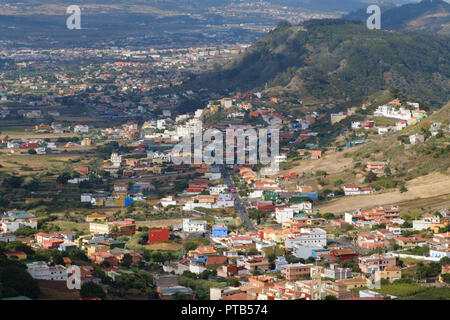 Kleines Dorf/Stadt im grünen Tal Landschaft, Luftaufnahme Stockfoto