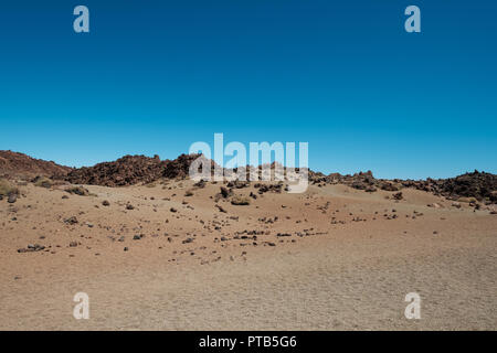 Wüstenlandschaft mit vulkanischen Felsen und dem klaren, blauen Himmel Platz kopieren Stockfoto