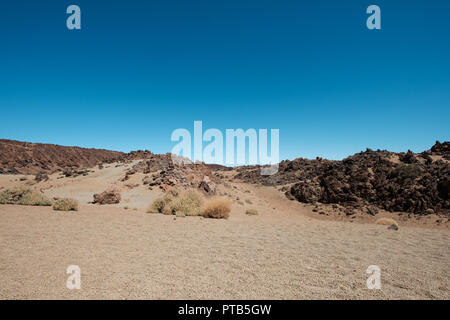 Steinige wüste Landschaft mit Felsen und blauem Himmel Platz kopieren Stockfoto