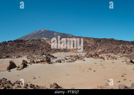 Wüste Landschaft und Berg Blick von vulkanischen Krater, Pico del Teide, Teneriffa - Stockfoto