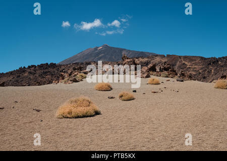 Wüste Landschaft und Berg Blick von vulkanischen Krater, Pico del Teide, Teneriffa - Stockfoto