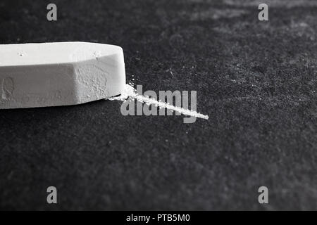 Extreme Nahaufnahme Bild eines Chalk Tipp zeichnen Linie von Wort, selektiven Fokus. Stockfoto