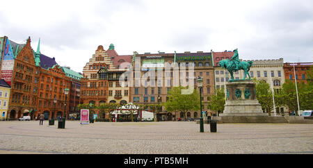 Malmö, Schweden - 31. MAI 2017: Panoramablick auf das Banner der Platz Stortorget mit dem Reiterstandbild von König Karl X Gustav, Malmö, Schweden Stockfoto