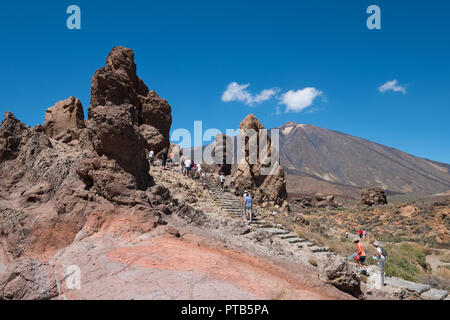 Teneriffa, Kanarische Inseln, Spanien - September 2018: Menschen bei Roque Cinchado Felsen Roques de Garcia Parque Nacional del Teide Teneriffa Spanien Stockfoto