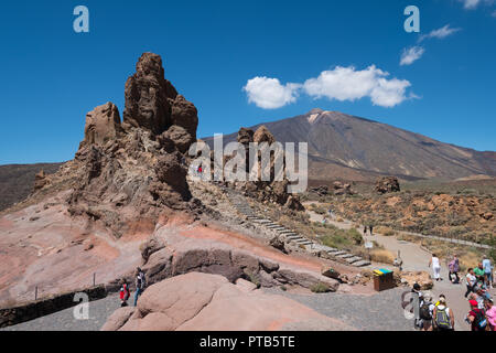 Teneriffa, Kanarische Inseln, Spanien - September 2018: Menschen bei Roque Cinchado Felsen Roques de Garcia Parque Nacional del Teide Teneriffa Spanien Stockfoto