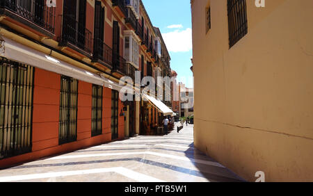 MALAGA, Spanien, 12. JUNI 2018: Blick auf eine schmale Straße im historischen Zentrum von Malaga, Spanien Stockfoto