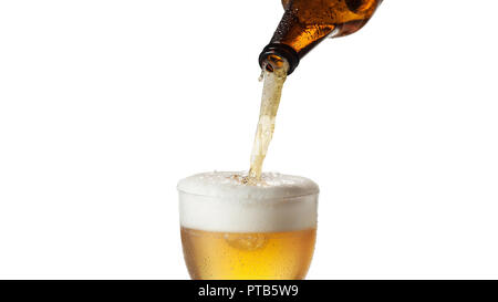 Eine Flasche gießt kaltes Bier Bier im Glas, auf weißem Hintergrund. Stockfoto