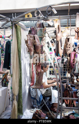 LONDON, Großbritannien - 14 September 2018: Shoemaker Schuhe aus Leder für Verkauf an den Spitalfields Market nähen Stockfoto