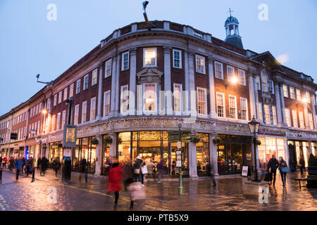 York, Großbritannien - 12 Dez 2016: A Christmas Shoppers gönnen Sie sich eine Pause und Erfrischungen an Bettys Cafe und Tee Zimmer am 12. Dez in St. Helen's Square, New York Stockfoto