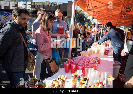 London, Großbritannien - 22 Juli 2018: Mann spielt Schach mit Passanten in Brick Lane, London. Die Straße ist im Herzen des Londoner Bangladeshi-Sylheti Kommu Stockfoto