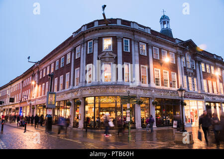 York, Großbritannien - 12 Dez 2016: A Christmas Shoppers gönnen Sie sich eine Pause und Erfrischungen an Bettys Cafe und Tee Zimmer am 12. Dez in St. Helen's Square, New York Stockfoto