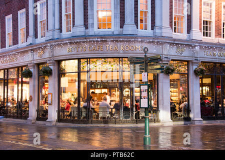 York, Großbritannien - 12 Dez 2016: A Christmas Shoppers gönnen Sie sich eine Pause und Erfrischungen an Bettys Cafe und Tee Zimmer am 12. Dez in St. Helen's Square, New York Stockfoto