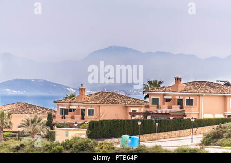 Strand und Golfplatz in La Alcaidesa, Costa del Sol, Spanien mit Gibraltar im Horizont Stockfoto