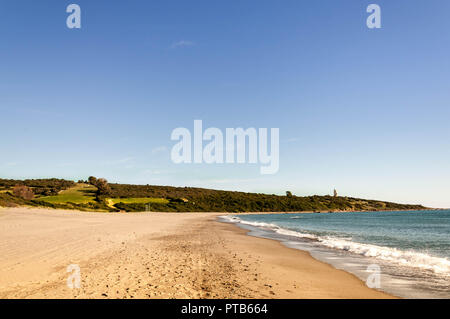 Strand und Golfplatz in La Alcaidesa, Costa del Sol, Spanien Stockfoto