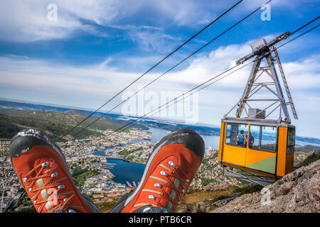 Ulriken Seilbahn mit Wanderschuhe in Bergen, Norwegen. Stockfoto