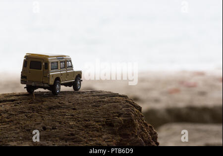 Off-road-Fahrzeug geht auf dem Berg weg während der Regenzeit Stockfoto