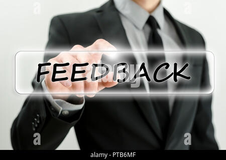 Nahaufnahme der Geschäftsmann drücken der Taste "Feedback" auf virtuellen Bildschirm. Stockfoto