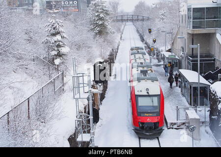 OC Transpo O-Zug in Richtung Süden an der Haltestelle Carling an einem sehr verschneiten Wintertag, Ottawa, Ontario, Kanada. Stockfoto