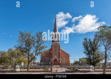 FRASERBURG, SÜDAFRIKA, August 7, 2018: eine Straße, Szene, mit der Niederländischen Reformierten Kirche, in Fraserburg in der Northern Cape Stockfoto