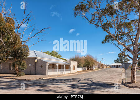 FRASERBURG, SÜDAFRIKA, August 7, 2018: eine Straße, Szene, mit historischen Häusern, in Fraserburg in der Northern Cape Stockfoto