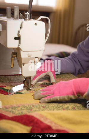 Frau näht Kleider an Nähmaschine Stockfoto