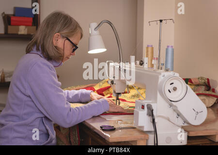 Frau näht Kleider an Nähmaschine Stockfoto