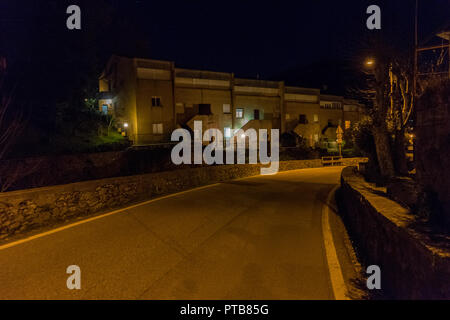 Italien, Lecco, Comer See, eine Straße nachts beleuchtet Stockfoto