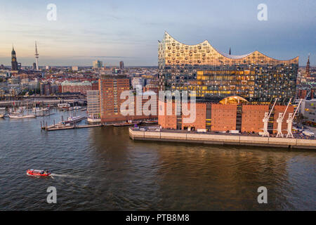 Luftaufnahme der Elbphilharmonie am Abend Stockfoto