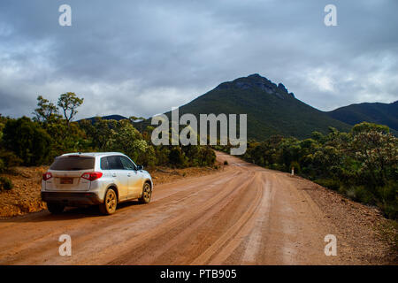 Weiß SUV auf Roten Gravel Road, Stirling Range National Park, Western Australia, Australien Stockfoto