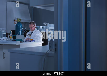 Männliche Wissenschaftler im Labor experimentieren Stockfoto