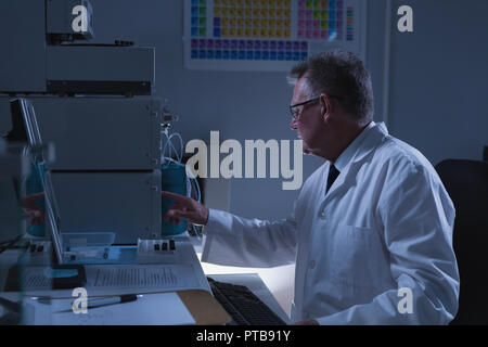 Männliche Wissenschaftler arbeiten im Labor Stockfoto