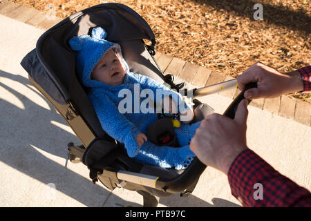 Vater mit seinem Baby in einem Kinderwagen Stockfoto