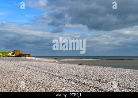 Nach Osten zu Otterton Leiste von Budleigh Salterton in East Devon, England. 20. März 2018. Stockfoto