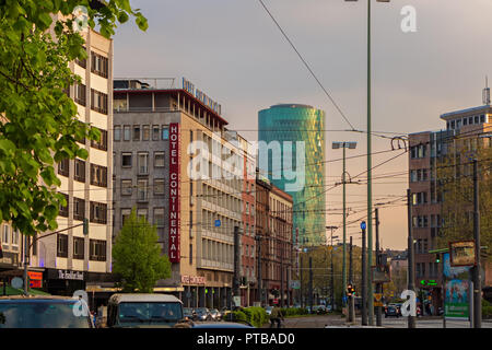 FRANKFURT, Hessen, Deutschland - 07 April 2017: Baseler Straße diese Straße im Hauptbahnhof Bereich ist, und es gibt viele Hotels, Geschäfte und Schienen für die Straßenbahn Stockfoto