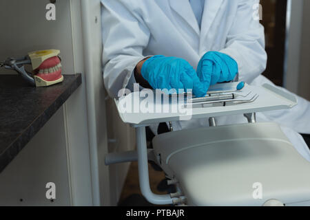 Zahnarzt Tools auf Fach in der Klinik Stockfoto