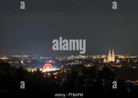 Herbstdult mit Riesenrad und Kathedrale in Regensburg, Deutschland Stockfoto