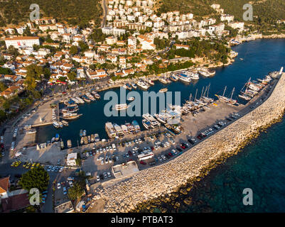 Antenne Drone Ansicht von Kas ist klein, Angeln, Tauchen, Segeln und touristische Stadt in der Provinz Antalya, Türkei. Ferienhäuser in der Türkei Stockfoto